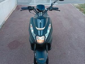 SCOOTER PEUGEOT STREETZONE 50 CC – 2022 – 7387 KM – TRÈS BON ÉTAT