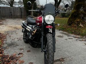 TRIUMPH SCRAMBLER 900 2023 CARNIVAL RED AVEC NOMBREUX ACCESSOIRES