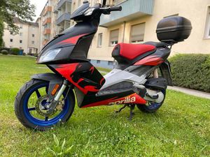 APRILIA SR50 MOTORROLLER SCHWARZ-ROT MIT TOPCASE