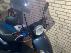 SYM FIDDLE II BROM EIND 2022 SMOKED WINDSCHERM — SCOOTERS | SYM — MARKTPLAATS