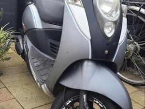 SYM MIO 50 GEEL KENTEKEN - 50 KM/U — SCOOTERS | SYM — MARKTPLAATS