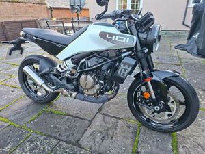 NEARLY NEW HUSQVARNA VITPILEN 401 2025 REGISTRATION WITH AROUND £1,000 OF EXTRAS