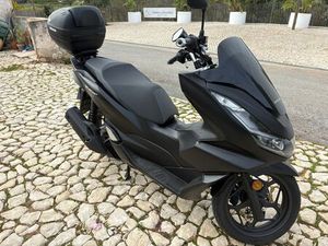 HONDA PCX 125 COR PRETA COMO NOVA (TOP CASE + CAPACETE) SILVES