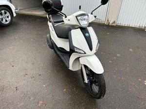 PIAGGIO LIBERTY 50S WEIß MIT TOPCASE