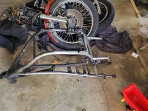 SUZUKI GT 250 COMPLÈTE EN PIÈCES.