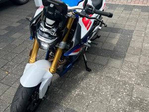 BMW F900R MIT SPORT-AUSPUFF UND KURZEM HECK