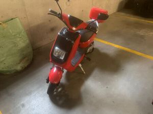 ROTER RETRO ROLLER MIT TOPCASE - IDEAL FÜR DEN SOMMER!