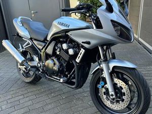 YAMAHA FZS 600