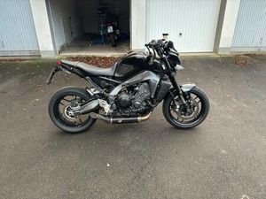 YAMAHA MT-09 MIT LEOVINCE AUSPUFF UND EXTRAS