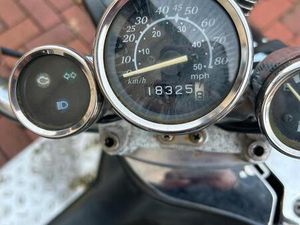 ROLLER MIT 50 PAPIERE ALS BASTLER