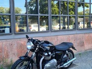 TRIUMPH THRUXTON 900