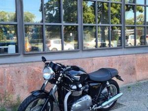 TRIUMPH THRUXTON 900