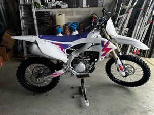 250 YZF YAMAHA NEUF 50 TH ANNIVERSAIRE