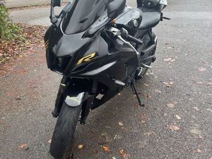 YAMAHA R7