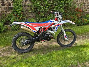 BÊTA 300 X TRAINER 300■MOTO IDÉAL POUR DÉBUTER EN ENDURO, FACILE ET BASSE. UTILISATION RANDO. ■HUSQVARNA HVA GAS GAS BETA FANTIC SHERCO RIEJU TM
