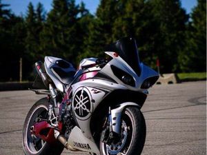 YAMAHA R1