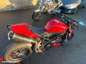 MAGNIFIQUE DUCATI STREETFIGHTER 1098 2011