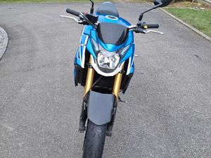 SUZUKI GSR 750