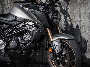 HONDA CB125R CANTON SOLEURE -