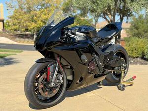 2020 YAMAHA R1 RACE BIKE AND GEAR