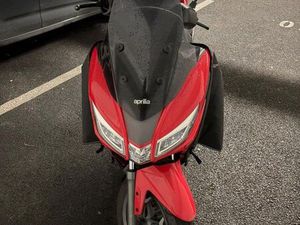 APRILIA SXR 50 CC EN TRÈS BON ÈTAT COMME NEUF