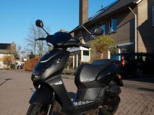 PEUGEOT KISBEE BLACK EDITION GEEL KENTEKEN — SCOOTERS | PEUGEOT — MARKTPLAATS
