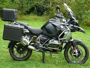 ② BMW R1250GSA - TRIPLE BLACK (BTW AFTREKBAAR)