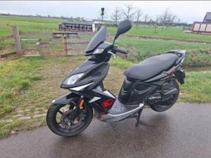 MOOIE KYMCO SUPER 8 BROMSCOOTER GEEL KENTEKEN EN ONDERHOUD — SCOOTERS | KYMCO — MARKTPLAATS