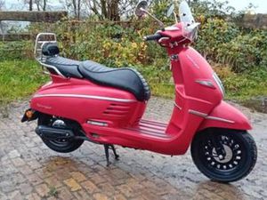 SUPERMOOIE, MAT RODE PEUGEOT DJANGO — SCOOTERS | PEUGEOT — MARKTPLAATS