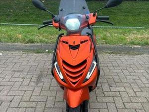 PIAGGIO ZIP 2016 GEEL KENTEKEN BROM — SCOOTERS | PIAGGIO — MARKTPLAATS