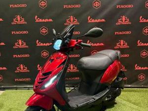 PIAGGIO ZIP 2020 BROM! SP CANDY RED FULL OPTION GARANTIE! — SCOOTERS | PIAGGIO — MARKTPLAATS