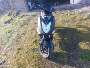 SCOOTER MARQUE KYMCO NOIR DE 2022 PAS BEAUCOUP ROULER ACHETER NEUF 2294 EURO FACTURE A L APPUI , PREMIERE MAIN ET CARTE GRISE A JOUR
