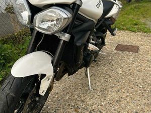 TRIUMPH STREET TRIPLE R 675