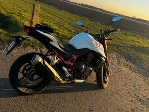 ② HONDA CB750 HORNET