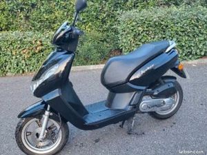 SCOOTER PEUGEOT KISBEE 50 CC 4T – RÉVISÉ – BON À TRÈS BON ÉTAT – PRÊT À ROULER