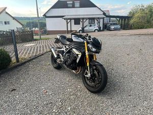 TRIUMPH SPEED TRIPLE 1200 RS BJ2021 WENIG KM!