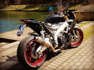 SEHR GEPFLEGTE UND SCHÖN UMGEBAUTE APRILLIA TUONOV4 AN.