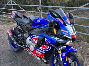 STUNNING YAMAHA R1 2016 2CR