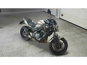 VENDO KAWASAKI Z650 PERFORMANCE 2017 - COMO NOVA ODIVELAS