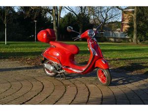 VESPA PRIMAVERA 50 RED MIT ZUBEHÖR