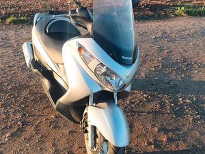 SUZUKI BURGMAN 125 – 6400 KM – CT OK – TRÈS BON ÉTAT