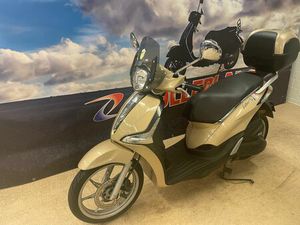 PIAGGIO LIBERTY 50 I.E 45 KM/H TOP-CASE UND WINDSCHILD