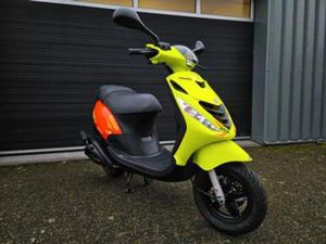 PIAGGIO ZIP 50 2T SP LOOK 2T BROM BJ 2016 FLUO ROSSO YELLOW — SCOOTERS | PIAGGIO — MARKTPLAATS