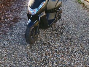 ECHANGE SCOOTER PEUGEOT KISBEE 2T CONTRE 50 CC MOTO
