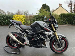 SUZUKI GSR 750