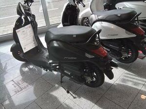 SYM MIO 50I IN WEISS UND SCHWARZ