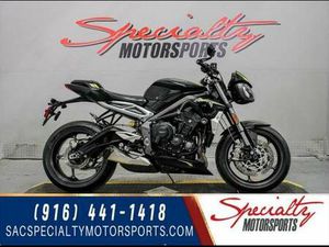 2021 TRIUMPH STREET TRIPLE RS ROADSTERS & SUPERSPORTS: STREET TRIPLE