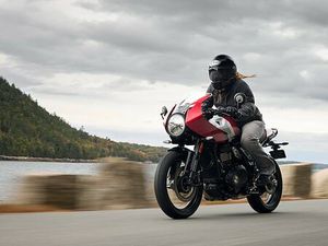 TRIUMPH THRUXTON 400 - NYHET - LANSERINGSKAMPANJE - 30% PÅ ALT UTSTYR KJØPT MED SYKKELEN