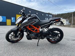 KTM KTM DUKE 125 CC/LAV KM/NY SYKKEL GARANTI/OSV..