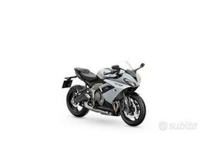 TRIUMPH DAYTONA 660